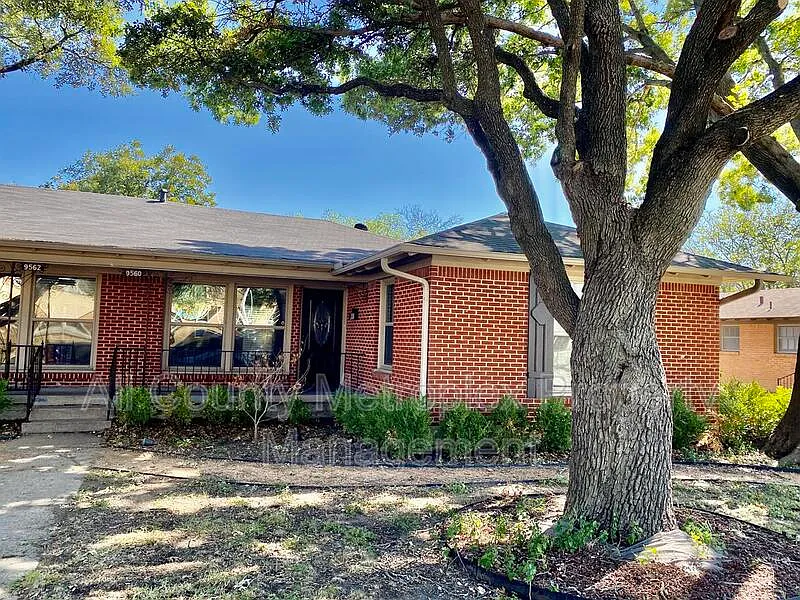 2 bed, 1.0 bath, 1265 sqft, $1,850 — Photo 2