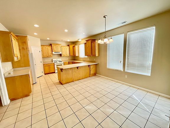 5th image of 702 E Bear Claw Dr