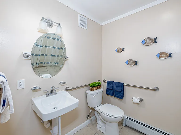 Colonial Townhouse Apartments — Photo 30