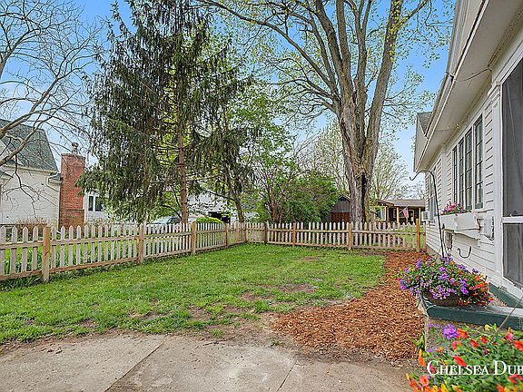 3rd image of 424 Lincoln Lake Ave