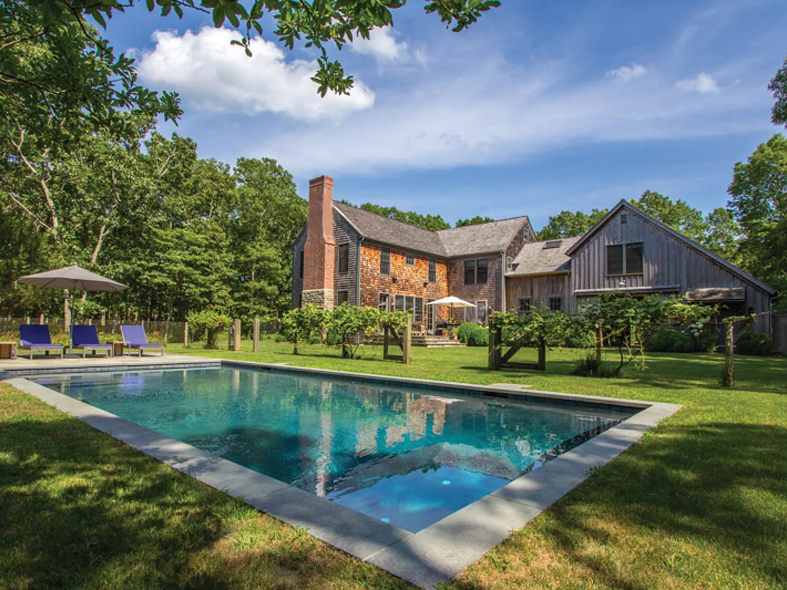 Exquisite Farmhouse in Sagaponack — Photo 1