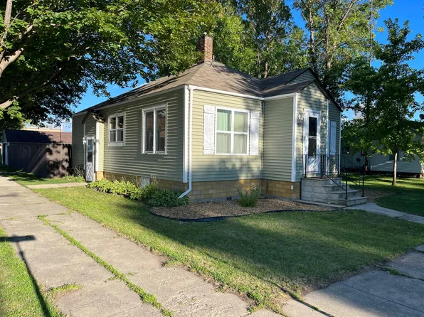 323 2nd St NW, Renville, MN 56284