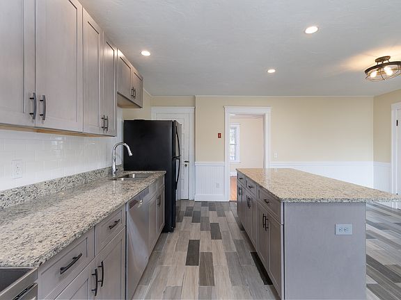 Kitchen w/Center Island