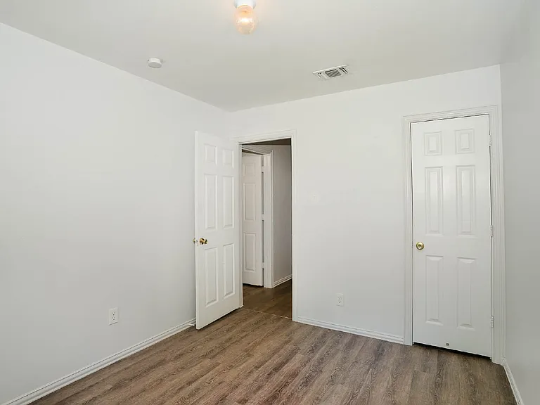 2907 La Salle St — Photo 6