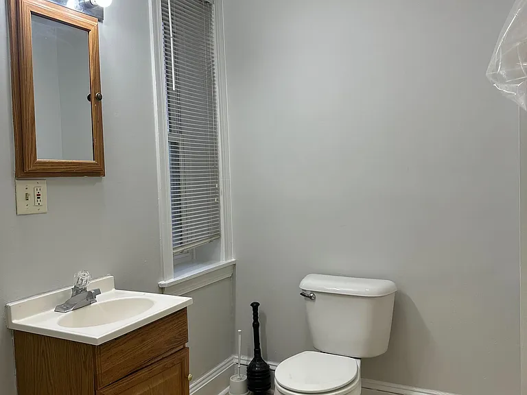 309 W 6th St #1 — Photo 5