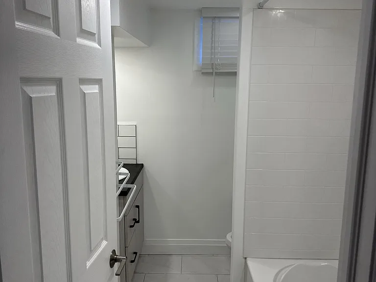 6035 Britannia Cres #LOWER — Photo 13