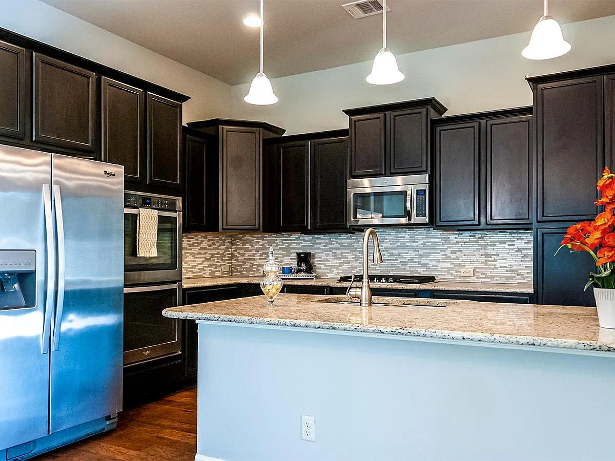 3 bed, 2.0 bath, 1935 sqft, $2,950 — Photo 2