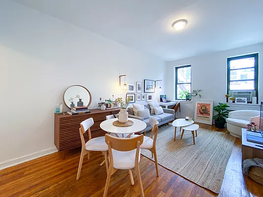 Rented by City Connections Realty | media 2