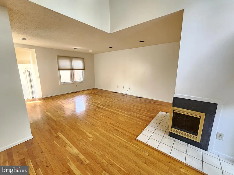 254 Sayre Dr — Photo 6