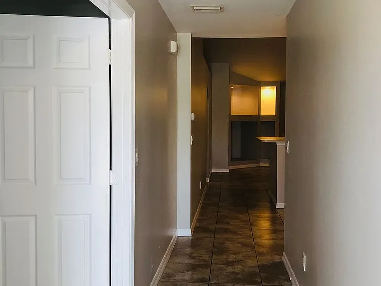 1031 SE 24th Ave — Photo 3