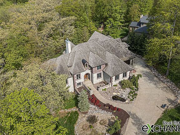 2nd image of 1302 Woodland Ln