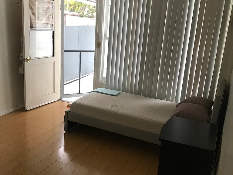 1116 Irving Ave #A — Photo 3