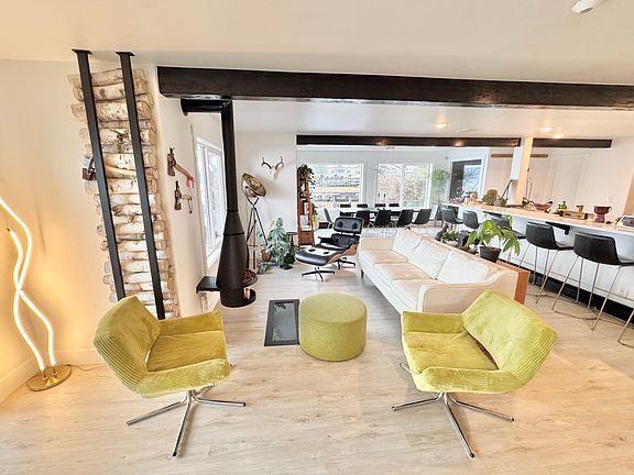 Lower level, open concept, gas fire, bright with glass floor to see water