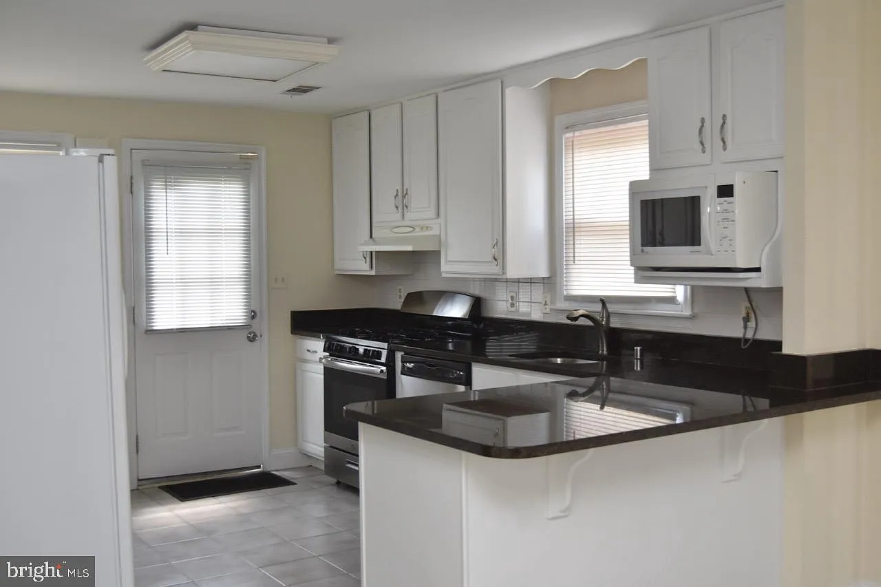 3 bed, 2.5 bath, 1730 sqft, $2,950 — Photo 4