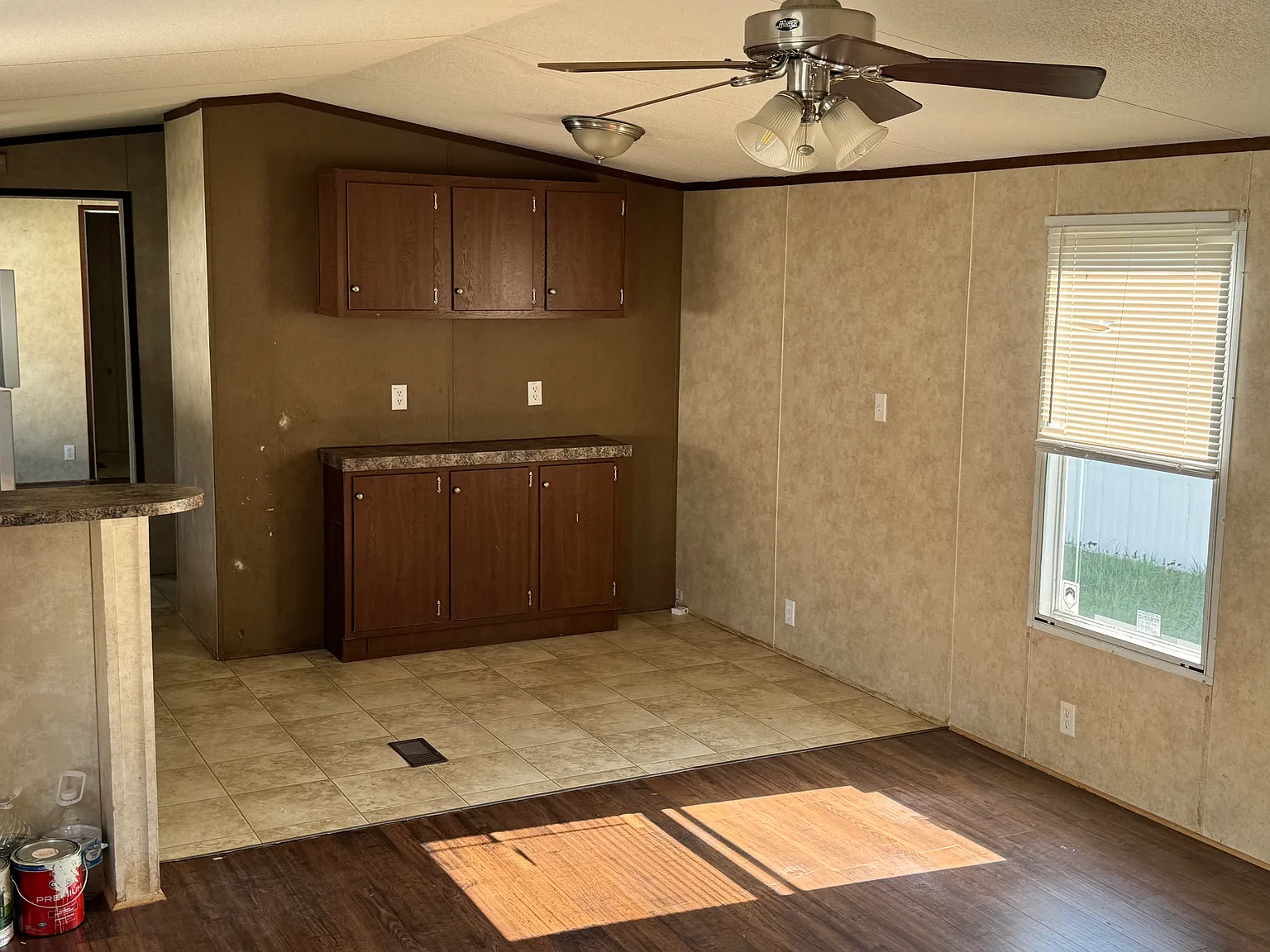 3 bed, 924 sqft, $1,095 — Photo 2