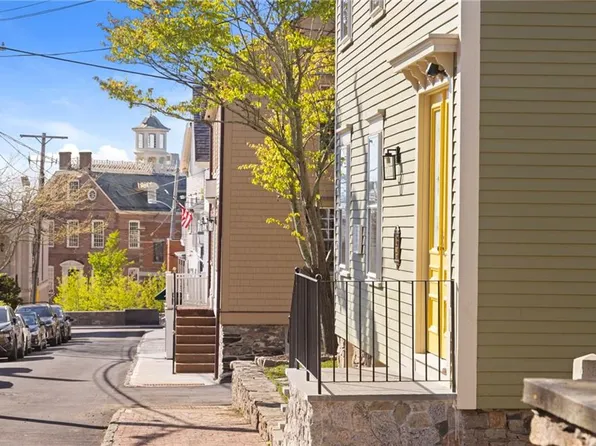 18 Barney St #2, Newport, RI 02840