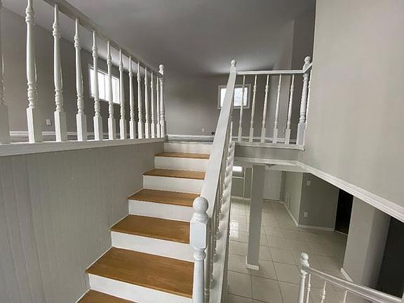 4th image of 10 Cardinal Ln