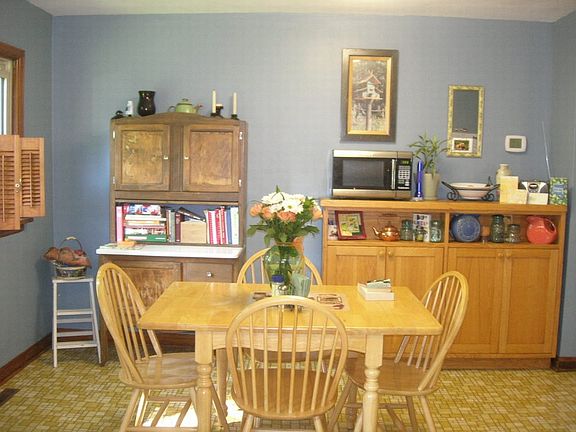 Dining Area open to Kithcen