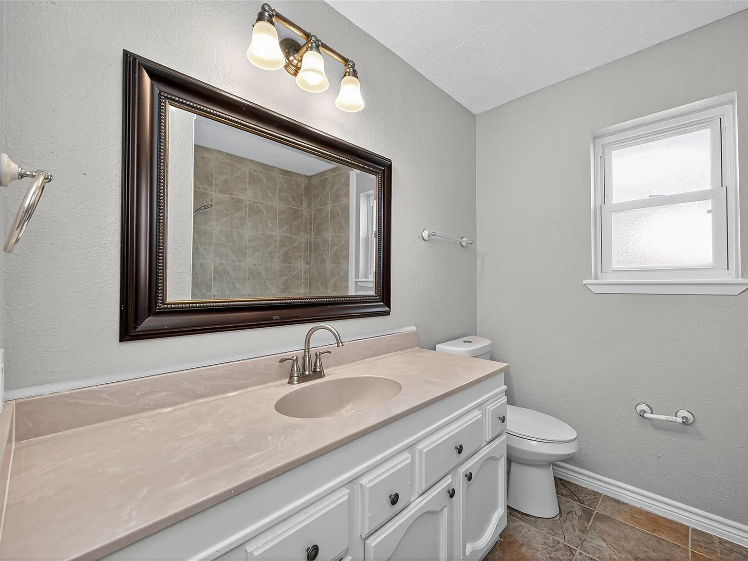 4 bed, 2.0 bath, 1405 sqft, $1,800 — Photo 3