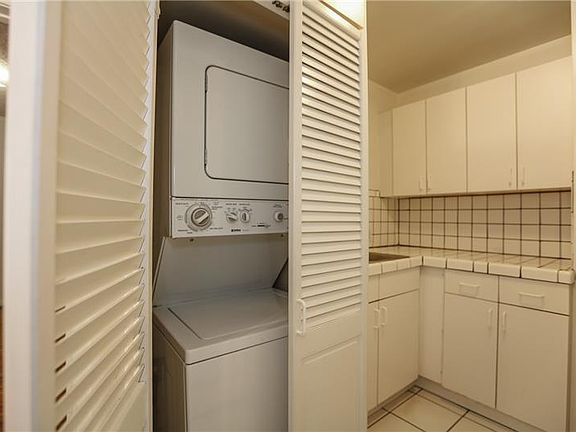 2nd image of 724 Westmount Dr