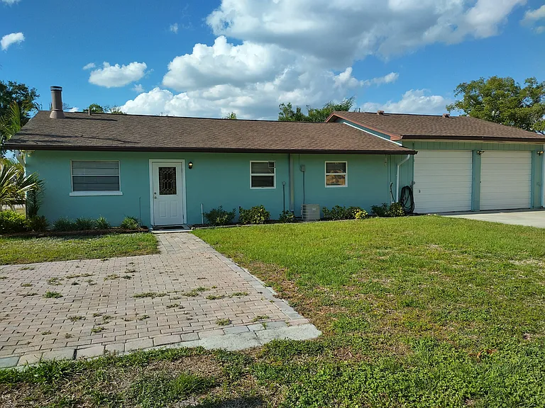 Back of cottage with 1 storage unit.