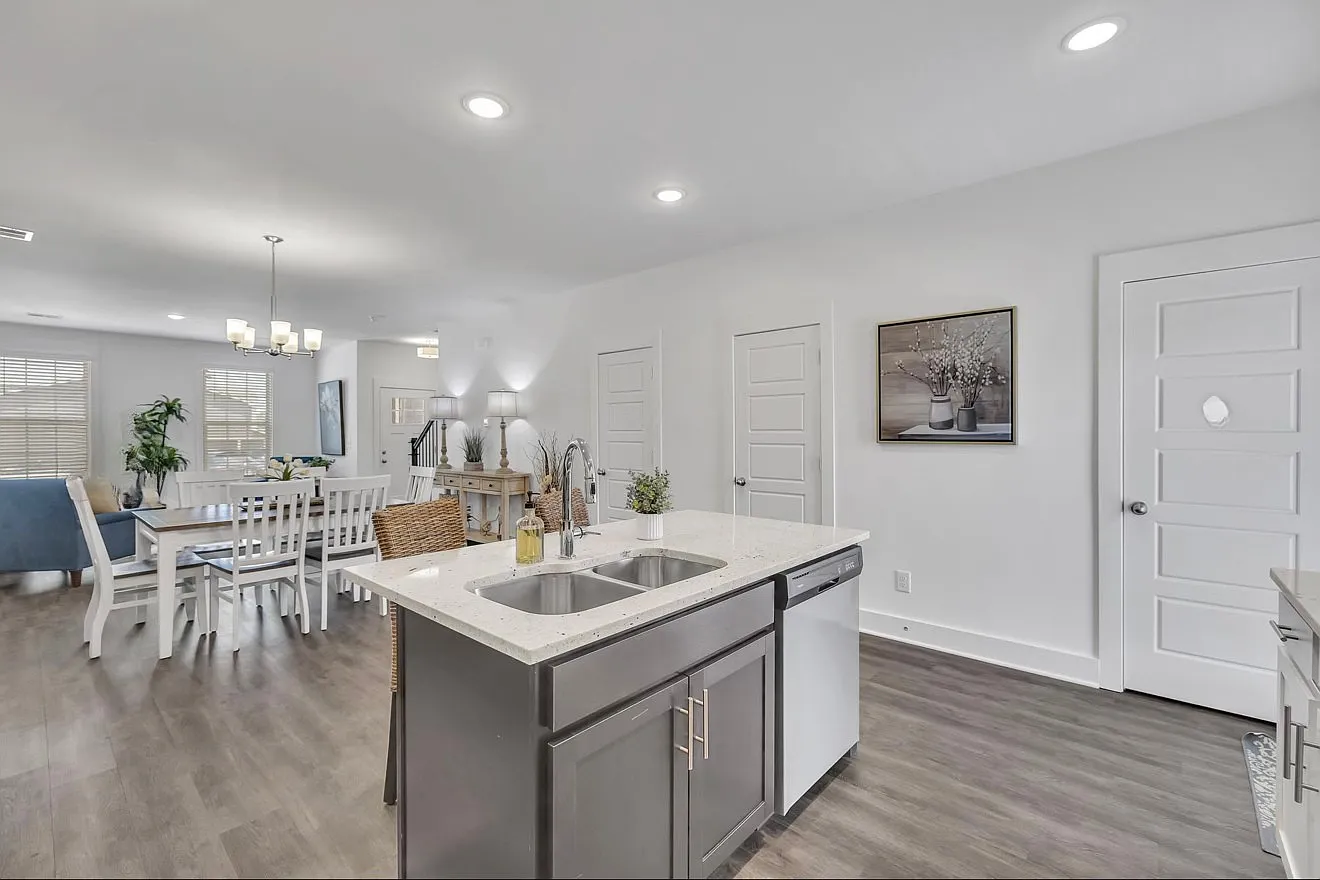 3 bed, 2.5 bath, 1712 sqft, $2,100 — Photo 3