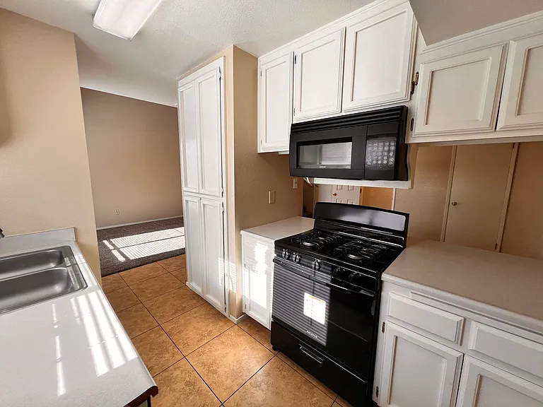 8106 Laborough Dr — Photo 6