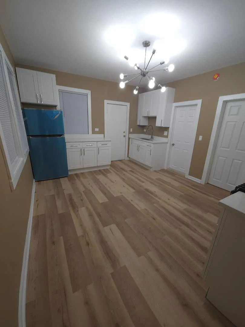 3 bed, 1000 sqft, $1,925 — Photo 1