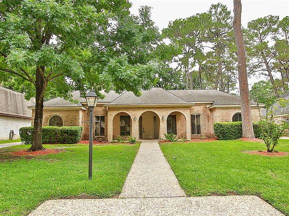 Rare find- 5 bedroom 1 story house with a pool!!