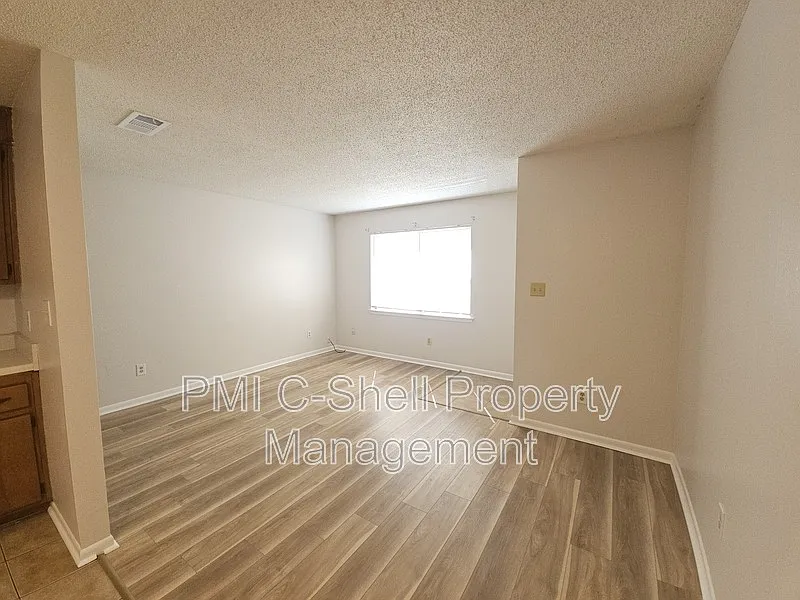 2 bed, 1.0 bath, 794 sqft, $1,195 — Photo 2
