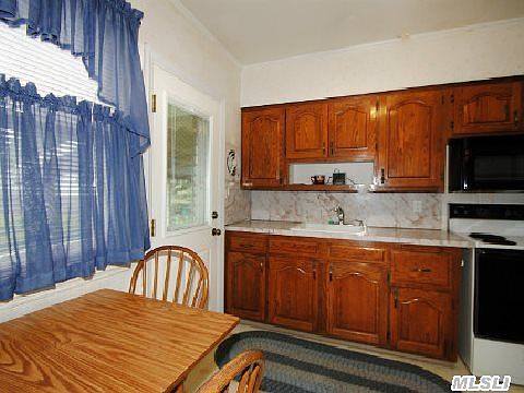 5th image of 179 Marcus Ave