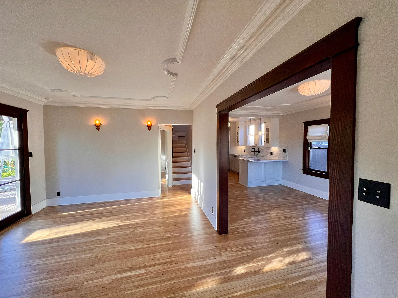 1918 Waltonia Dr — Photo 2