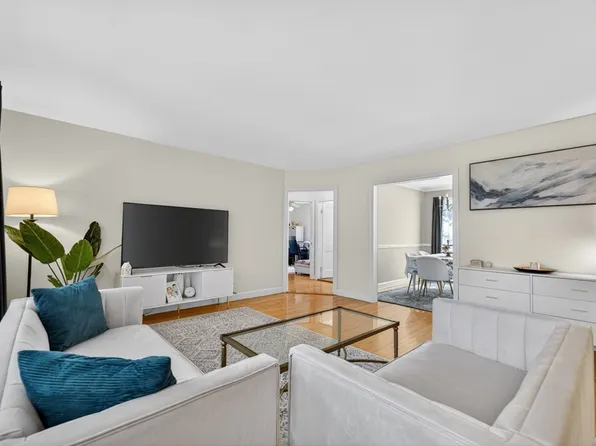 21 Hammond Pond Pkwy APT 2, Newton, MA 02467