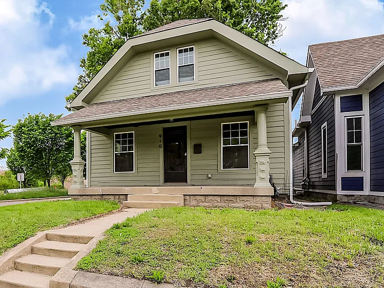 910 Sanders St — Photo 3