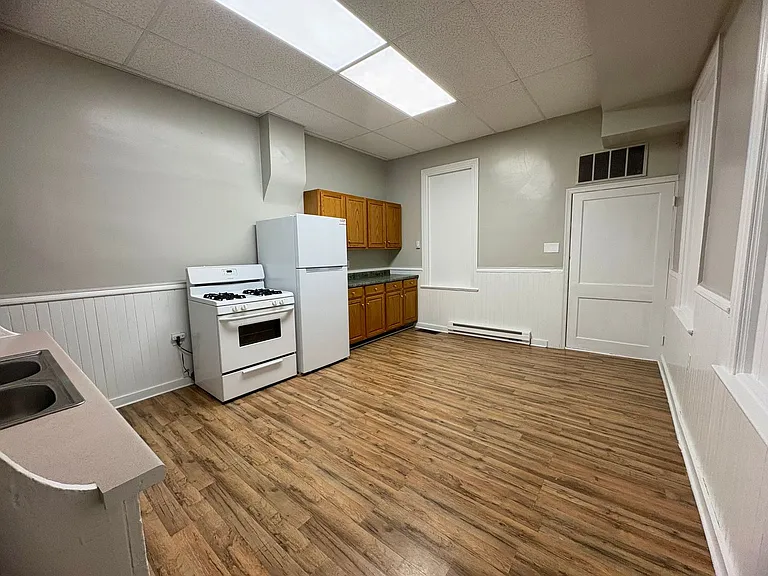 1366 W Market St — Photo 10