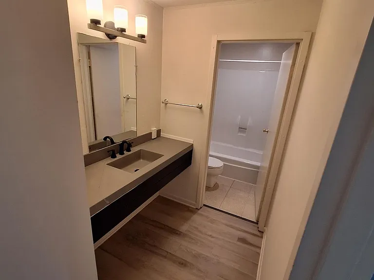 Charlotte Place Apartments — Photo 40