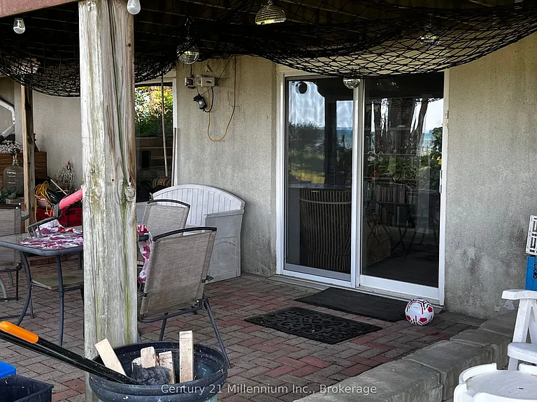122 Bay St E — Photo 3