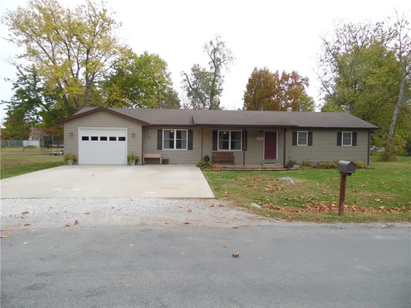 203 Clover St, Altamont, IL 62411