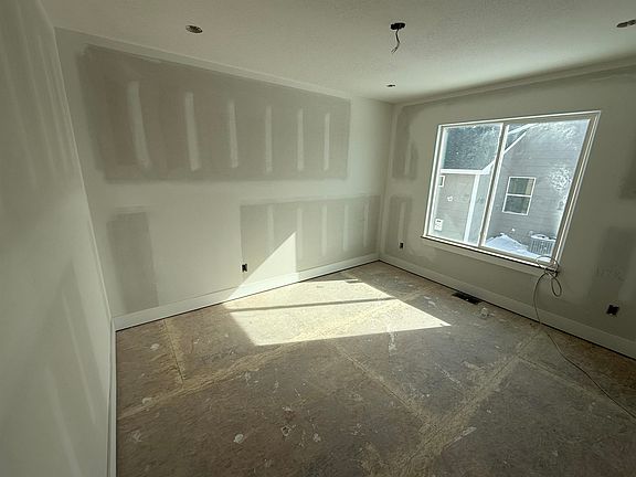 5th image of 106 E Poplar Cir