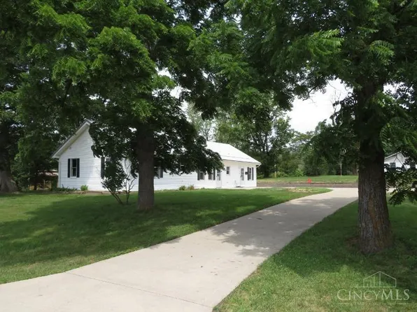 10529 N Shore Dr, Hillsboro, OH 45133