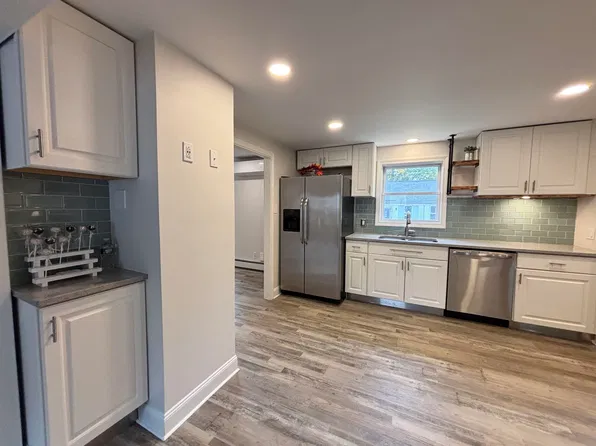 158 E Main Street, Hampstead, NH 03826-2431