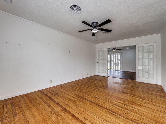4th image of 904 Holiday Dr