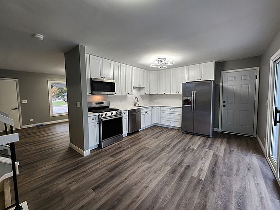 5th image of 221 Blackhawk Pl
