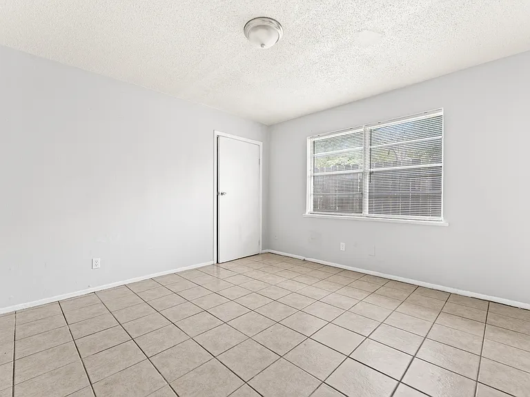 500 E Craven Ave #6 — Photo 7