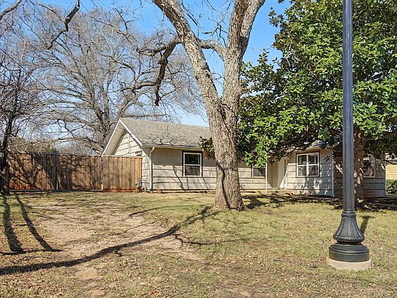 3rd image of 422 N Pecan St
