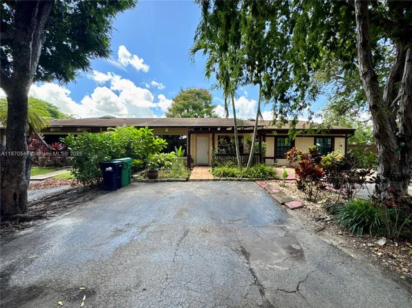 13527 SW 101st Ln, Miami, FL 33186