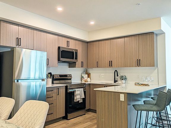 5th image of 169 Borden Ave N #420