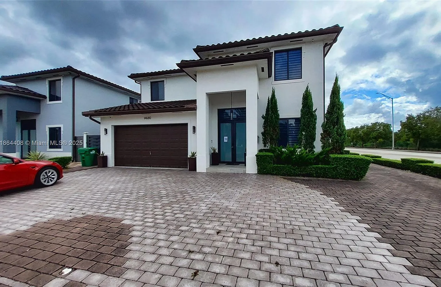 5 bed, 4205 sqft, $8,500 — Photo 2
