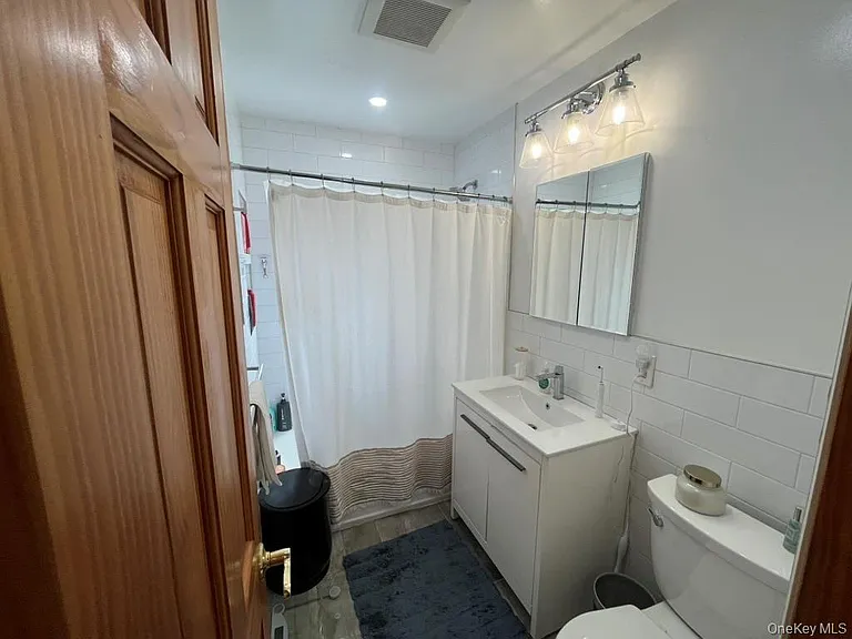 551 W Walnut St #UPPER — Photo 16