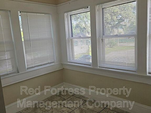 4th image of 2138 Victoria Ave